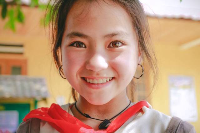 Liêu xiêu trước gương mặt mộc đẹp hút hồn của bé gái Mông